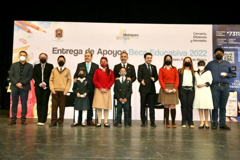 Metepec apoya a sus estudiantes con becas educativas