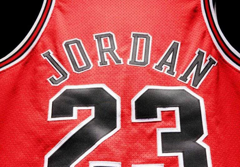 Subastan playera de último Juego de Michael Jordan