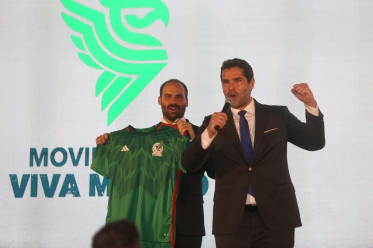 Hijo de Bolsonaro “destapa” a Eduardo Verástegui como candidato presidencial en México