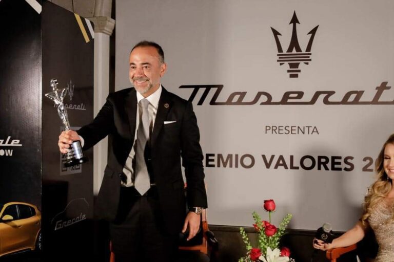 Fernando Flores condecorado como «Presidente Municipal del Año»