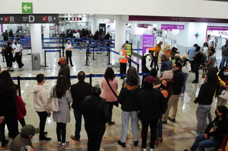 Intento de robo de cables genera caos por fallas en los sistemas migratorios del AICM