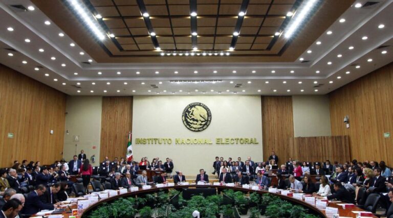 INE «banda de asaltantes» dice Mario Delgado