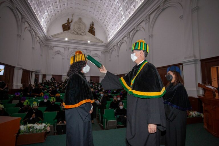 Reciben 91 estudiantes de la UAEMéx su grado de maestría y doctorado; son reflejo de compromiso y fortaleza: CEBD
