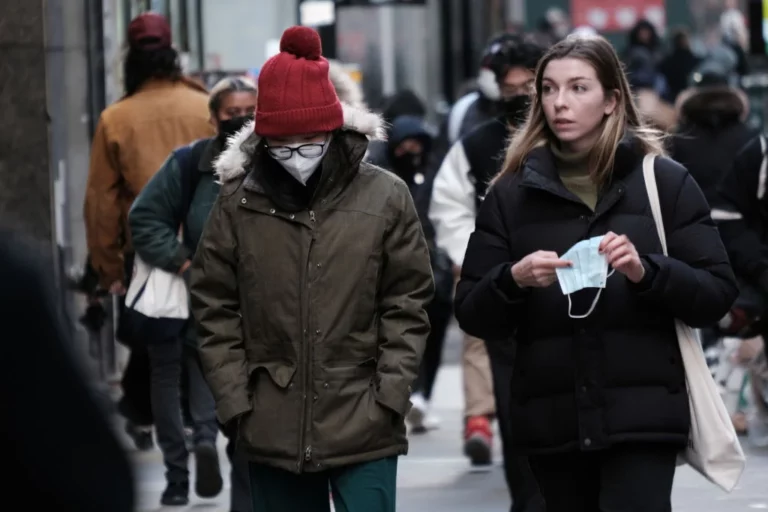 Nueva York recomienda volver a usar cubrebocas en lugares públicos