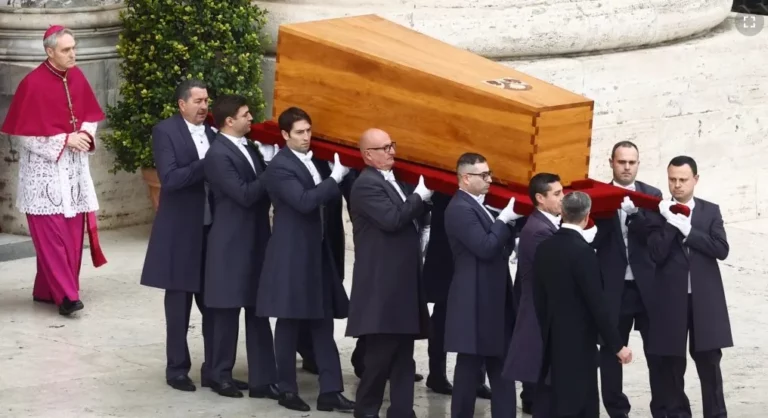 Benedicto XVI ya reposa en la cripta vaticana