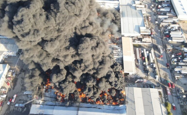 Aparatoso incendio en Tijuana enciende las alertas de EE.UU.