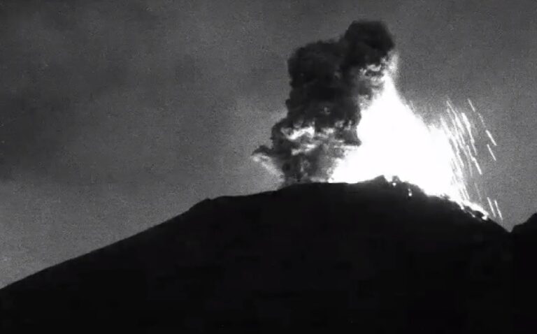 Explosión del volcán Popocatépetl arroja material incandescente