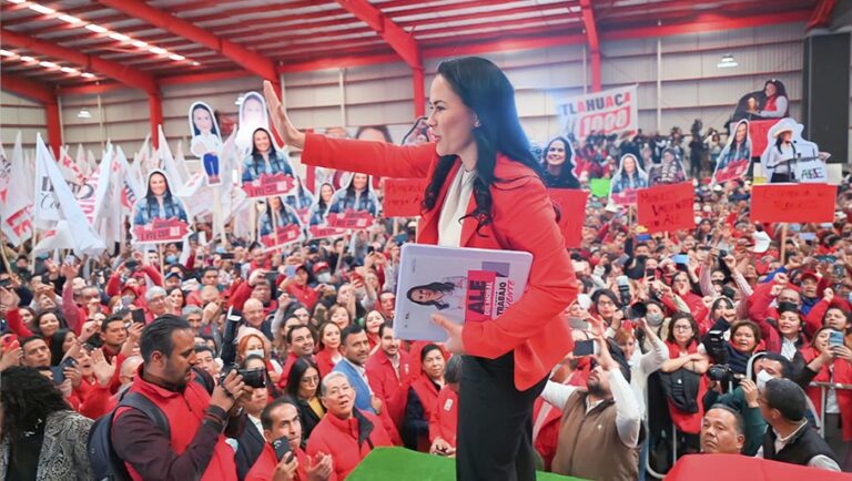 «Nosotras somos el cambio» Del Moral registra precandidatura