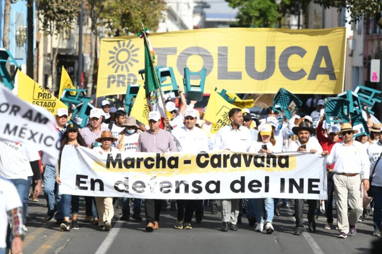 En defensa del INE Aureoles marcha por el Toluca