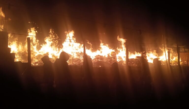 Gran incendio en bodega de madera en San Pablo Autopan