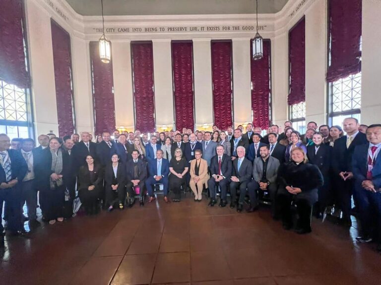 Fernando Flores invitado especial de la Cancillería en gira internacional por Los Ángeles