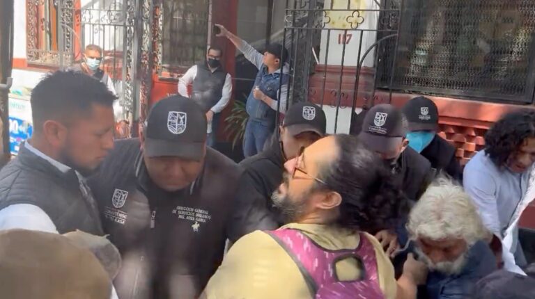 Violento desalojo de protesta pacífica frente a casa de Sandra Cuevas