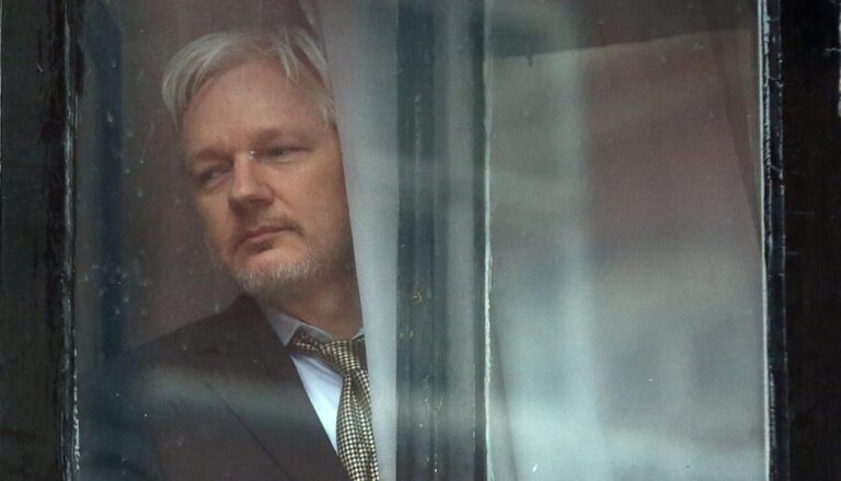 Empresa española dio datos a la CIA para detener a Julian Assange