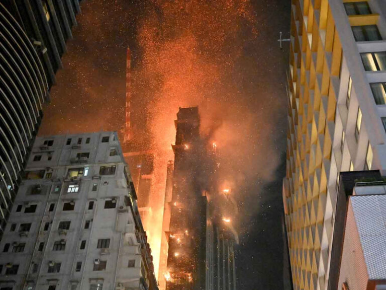 ¡130 personas desalojadas! por incendio en edificio de Hong Kong