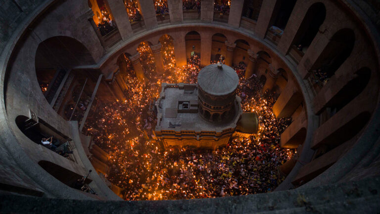 Desciende el Fuego Santo en el Sepulcro de Jerusalén