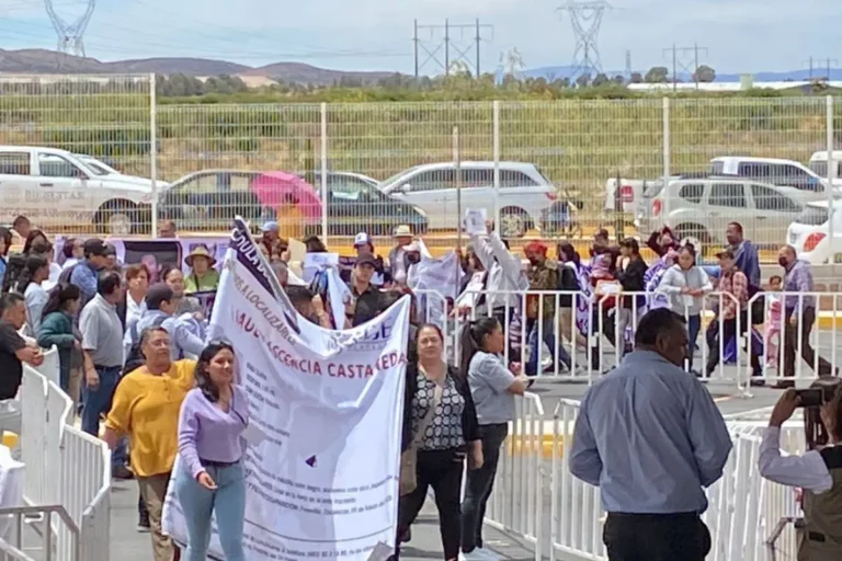 Durante gira por Zacatecas manifestante persigue y apedrea camioneta de AMLO
