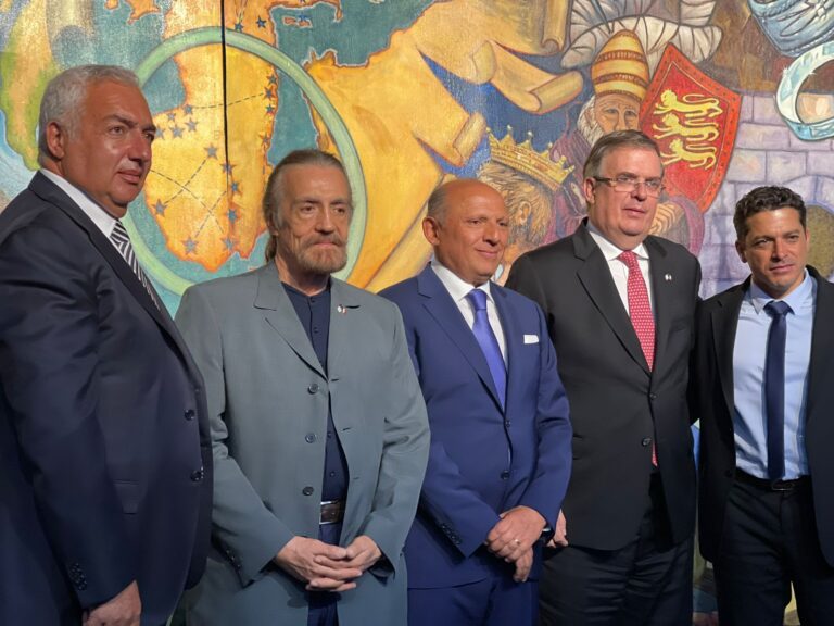 Muralista mexicano Julio Carrasco entrega obra a Israel