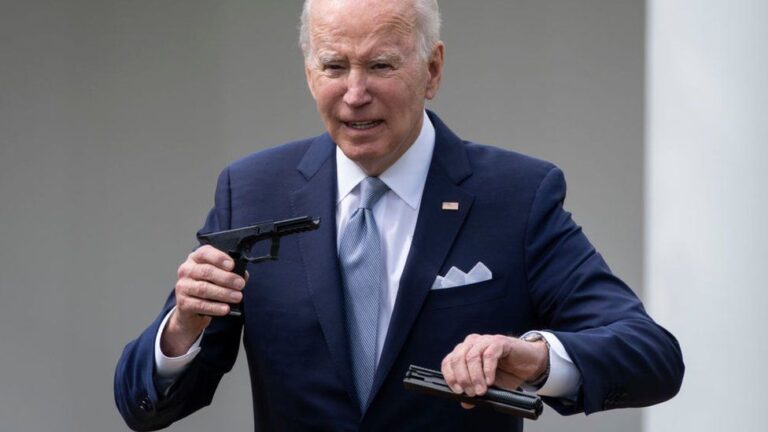 Biden urge a restringir el uso de armas tras varios sucesos violentos.