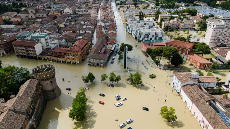 Fuertes inundaciones en Italia dejan 13 muertos
