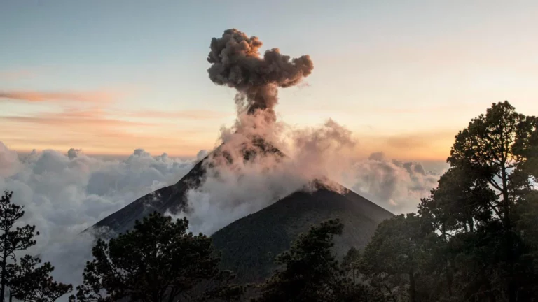 Entró en erupción el Volcán de Fuego en Colombia