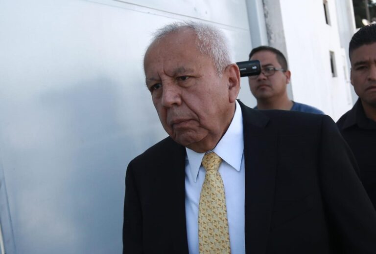 Vinculan a proceso a Francisco Garduño, pero sigue siendo titular del INM y en libertad