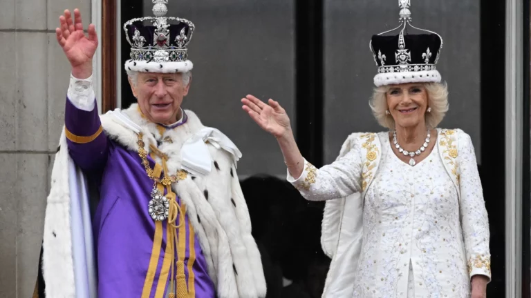 Por primera vez los reyes Carlos III y Camila en el balcón