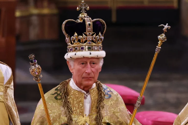 ¡Viva el Rey! Carlos III recibió la corona