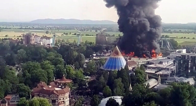 Se incendia parque de diversiones en Alemania