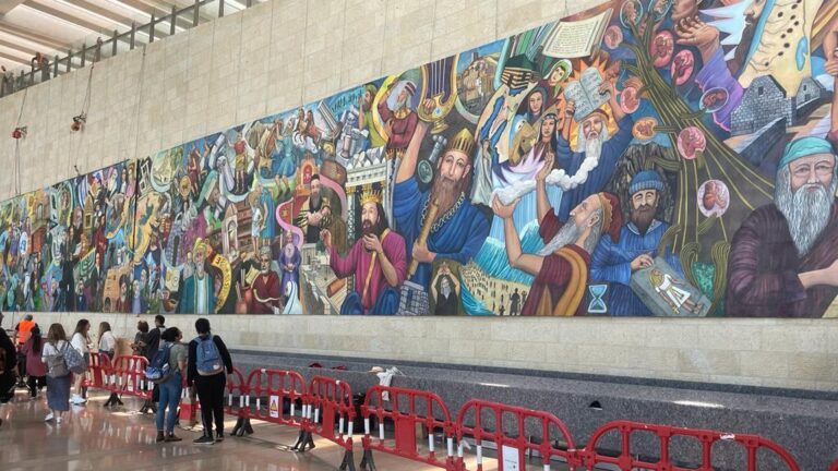 Inaugura aeropuerto de Israel mural del artista mexicano Julio Carrasco
