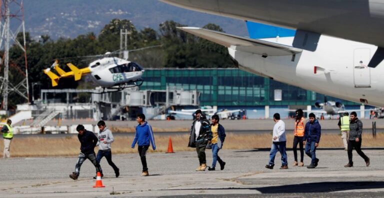 Urgen en EE.UU. que se investigue traslado aéreo de migrantes a California