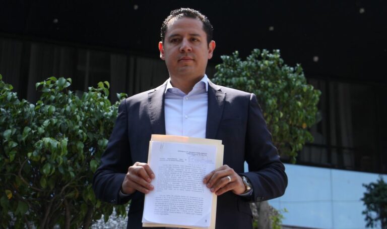 PRD demanda al INE que cancele el proceso interno de Morena