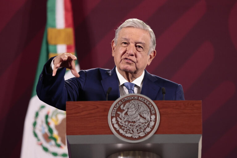 AMLO se manifiesta en contra del “gasto excesivo” en publicidad de las “corcholatas”