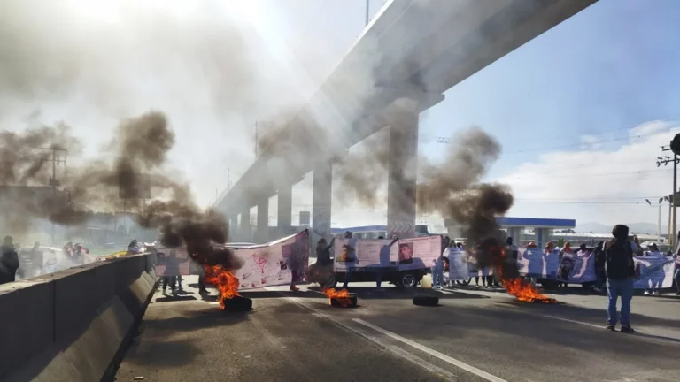 Familiares de desaparecidos bloquean la México-Toluca