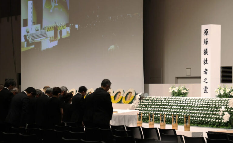 Nagasaki recuerda tragedia nuclear en una modesta ceremonia
