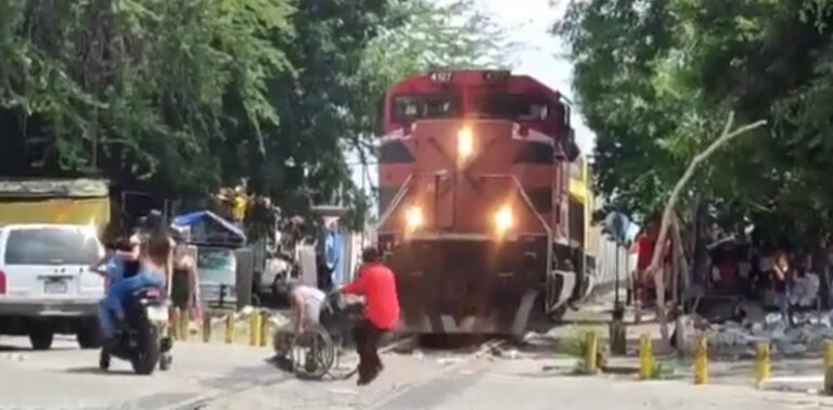 A punto de ser arrollado por el tren, salvan a hombre en silla de ruedas