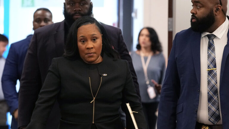 La Fiscalía pide que se juzgue a Trump y a sus aliados al mismo tiempo