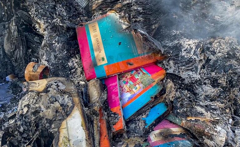 En Chiapas, padres de familia queman libros de texto de la SEP
