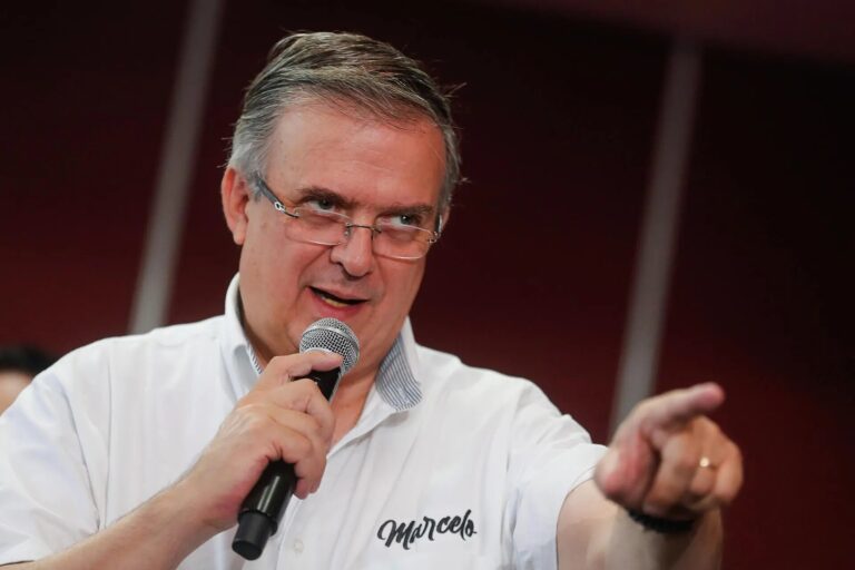 Todo fue culpa de una campaña de bots, Marcelo Ebrard no se va de Morena