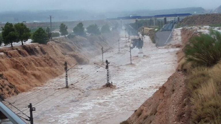 En medio del temporal, heroico rescate de familia en España
