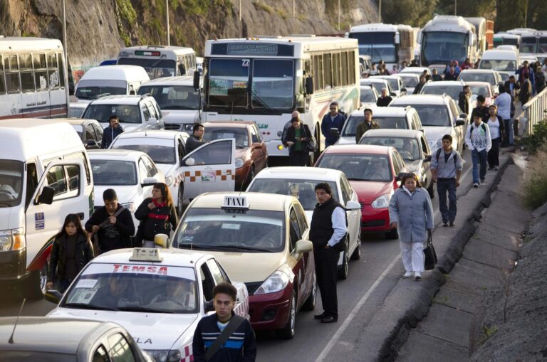 ¡Caos! Transportistas bloquean la carretera Mexico-Pachuca