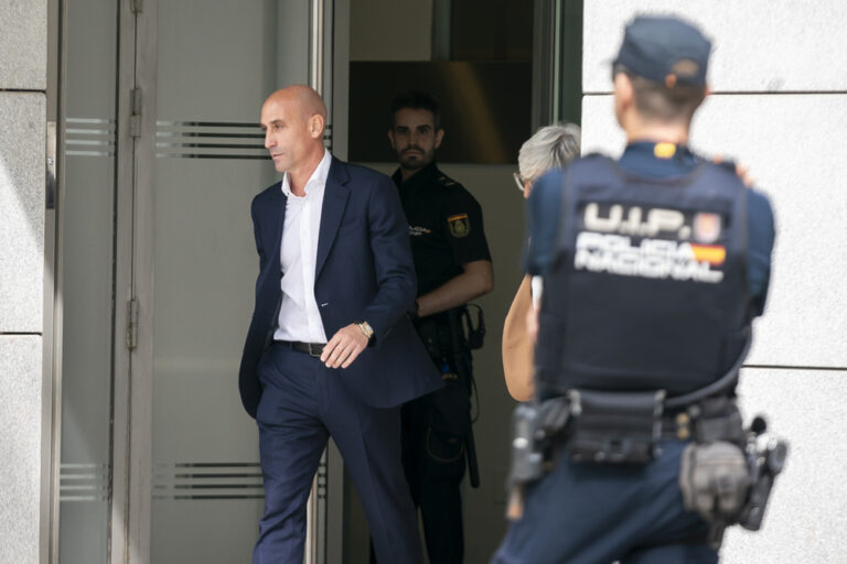 Juez emite orden de restricción a Luis Rubiales