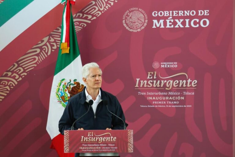 Alfredo del Mazo entre abucheos inaugura el tren interurbano «El Insurgente»