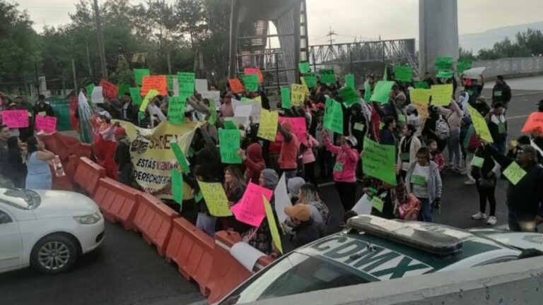Manifestantes en la caseta de México-Cuernavaca hacen notar que desde hace dos meses no tienen servicio de agua