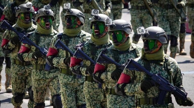 ¡Habrá regalo!, el ejército gastó 1.6 millones de pesos en gorras y termos que se darán en el desfile