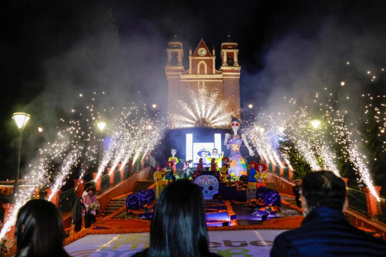 Metepec enciende ofrenda monumental, Fernando Flores invita a disfrutar de las tradiciones