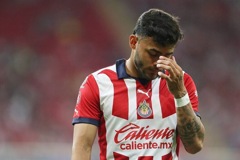 ¡Lamentable! Chivas confirma la separación de Alexis Vega y dos jugadores más