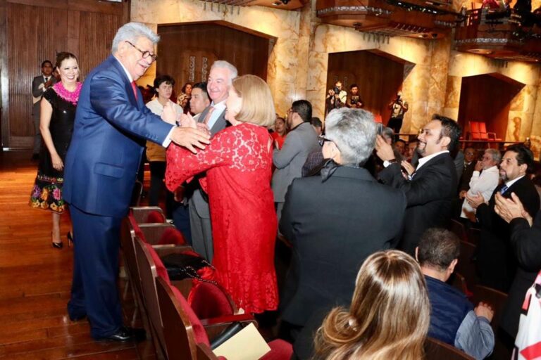 En Bellas Artes, claman ¡gobernador, gobernador! a Placido Morales Vázquez