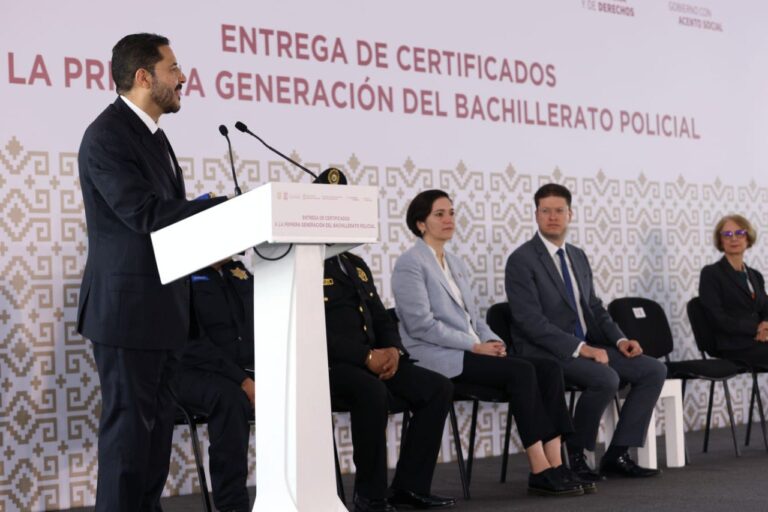 Entrega de certificados a la primera generación del Bachillerato Policial, generación 2021-2023.