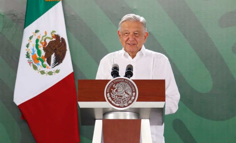 «Construir muro en la frontera es faramalla, lo que hay que construir son puentes de amistad» AMLO