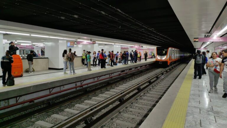 En el primer día de reapertura de la línea 1 del metro, estación Moctezuma ya presenta fallas